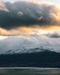 雪山云海間的壯麗風光