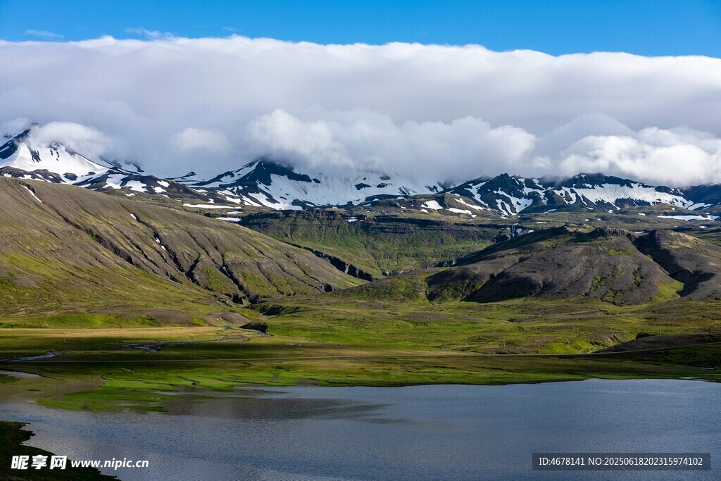 高山湖泊美景