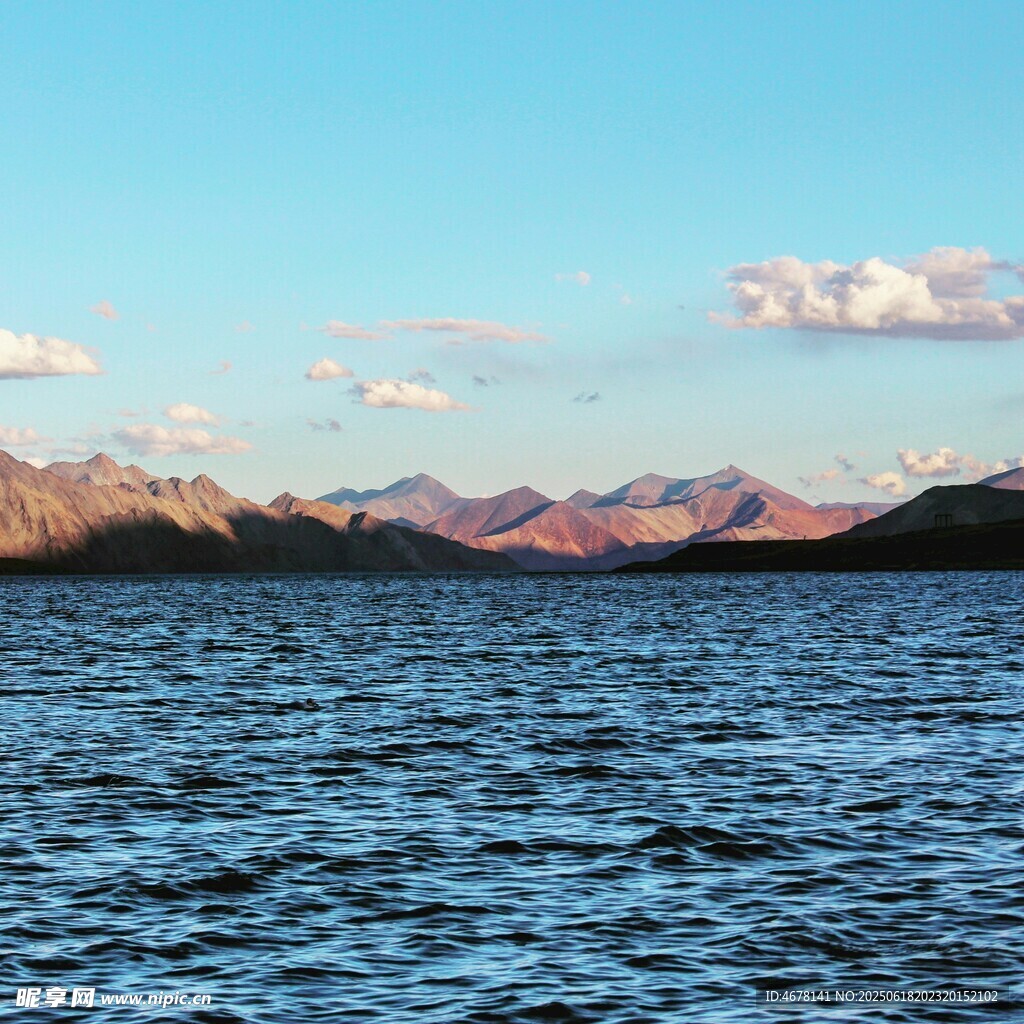 湖畔遠山美景