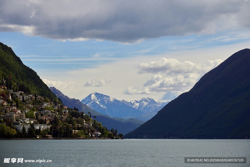 高山湖畔美景