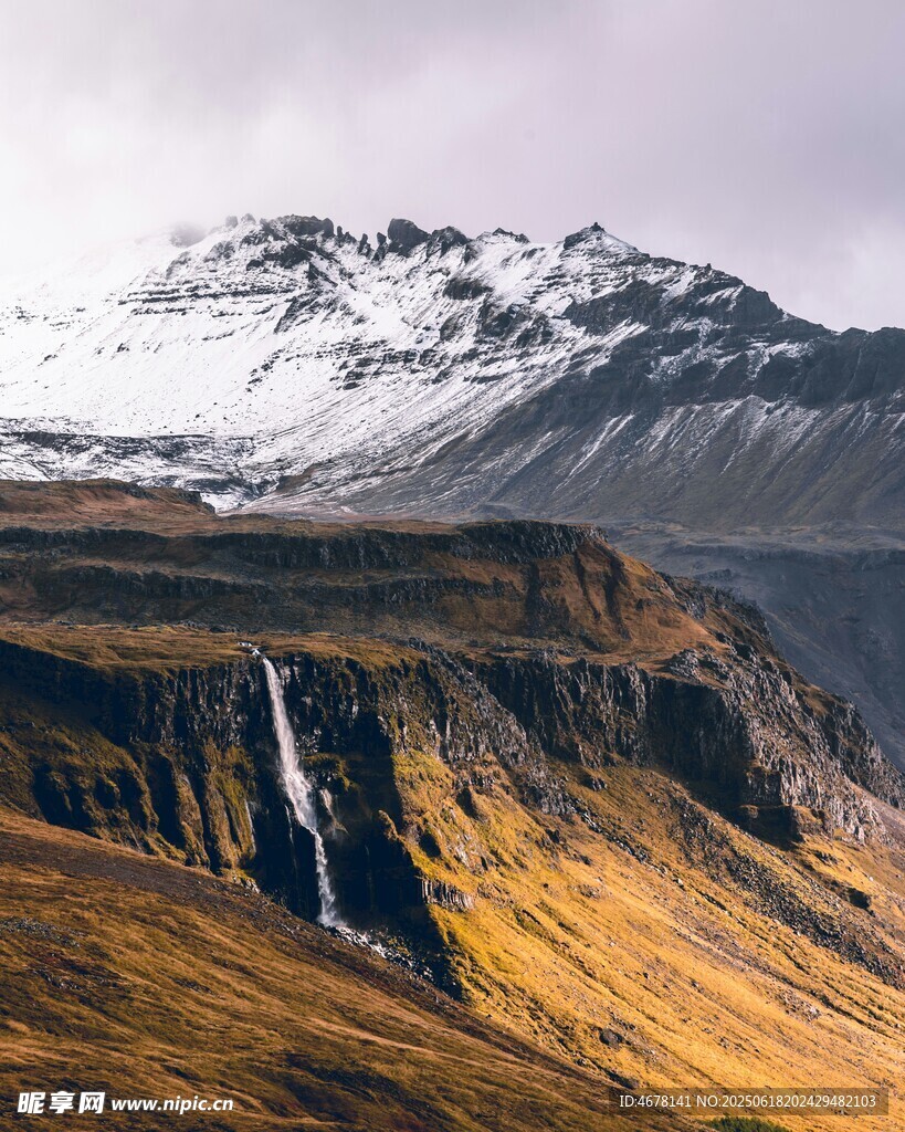 壯麗山間瀑布與雪山景觀