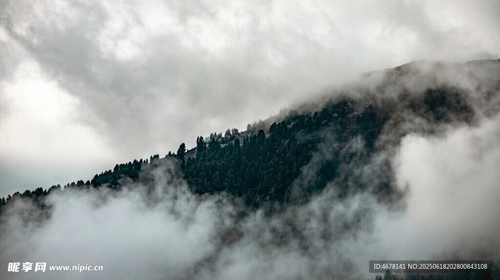 云霧繚繞的山巒美景