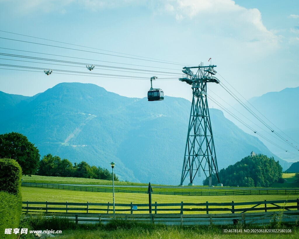 山間纜車穿梭于綠野藍天
