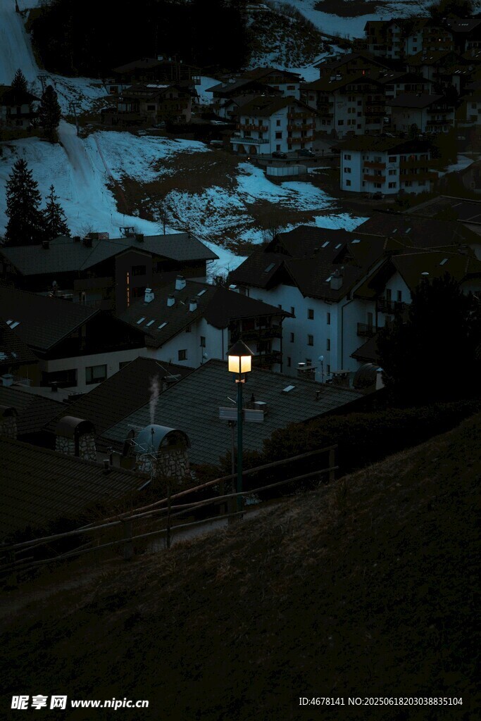 雪夜中的靜謐山間村落