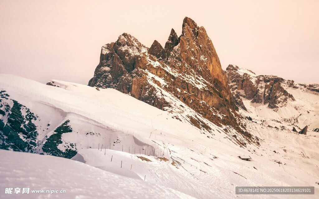 雪山峻嶺壯麗風光