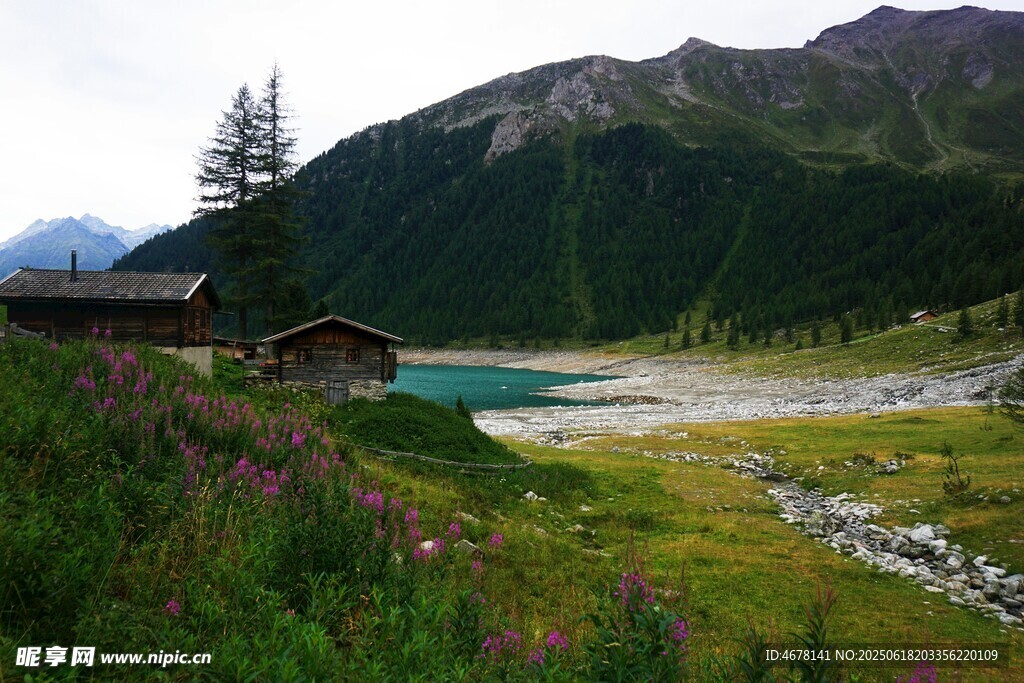 山間湖畔小屋美景