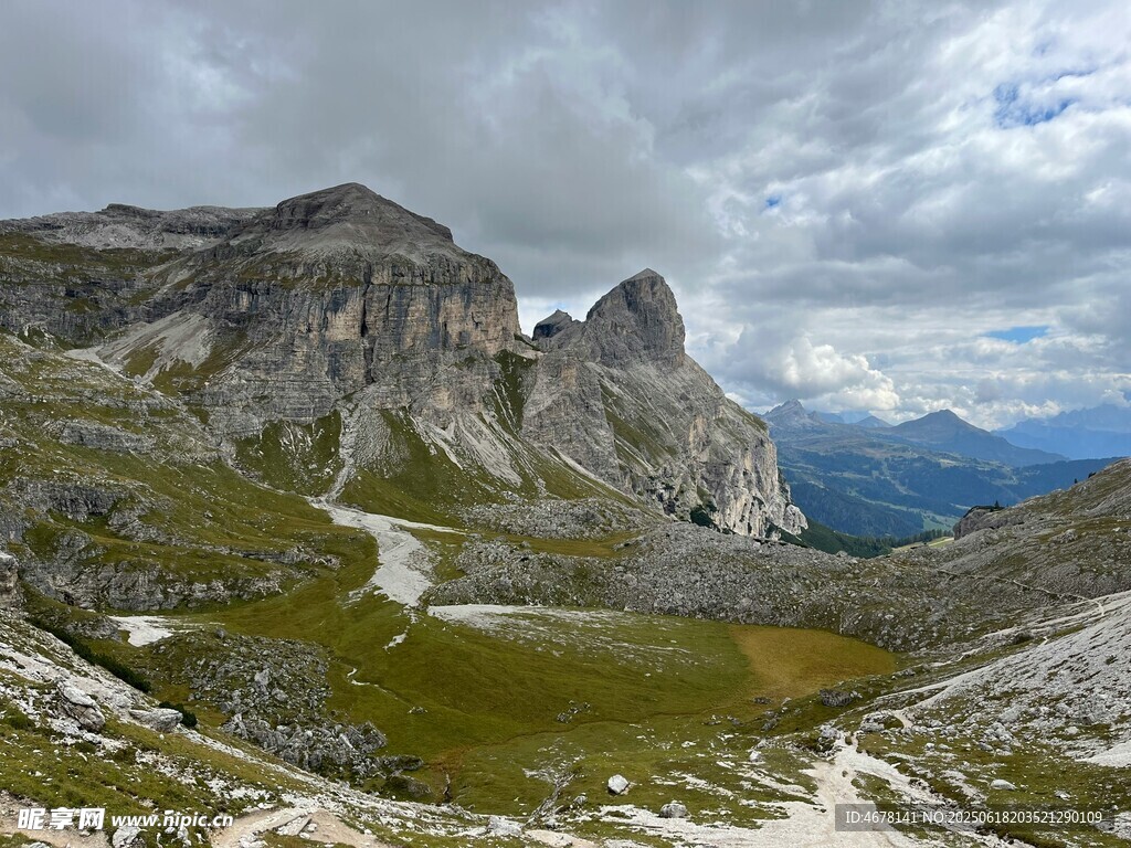 高山峻嶺間的壯美自然景觀
