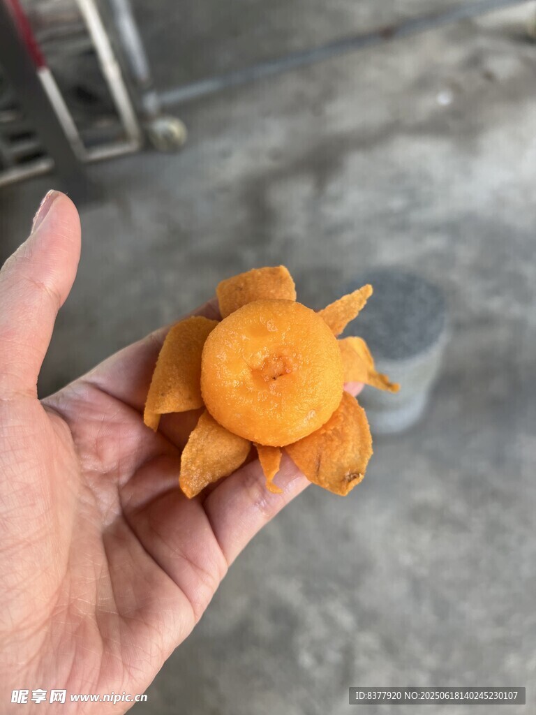 剝皮的枇杷
