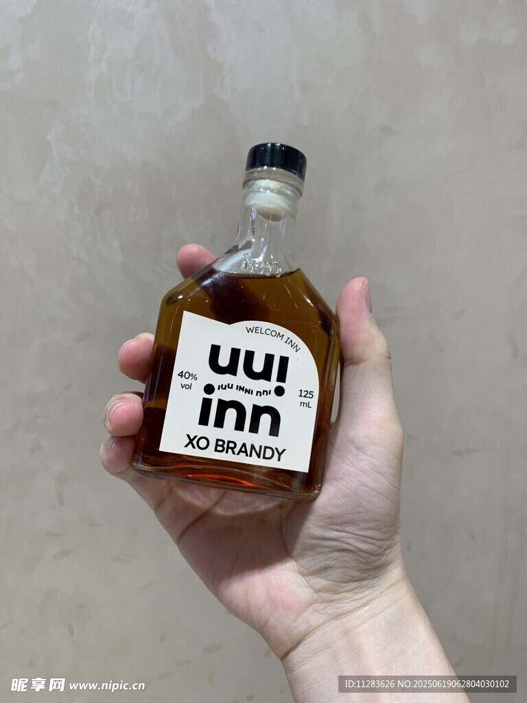 手持酒瓶