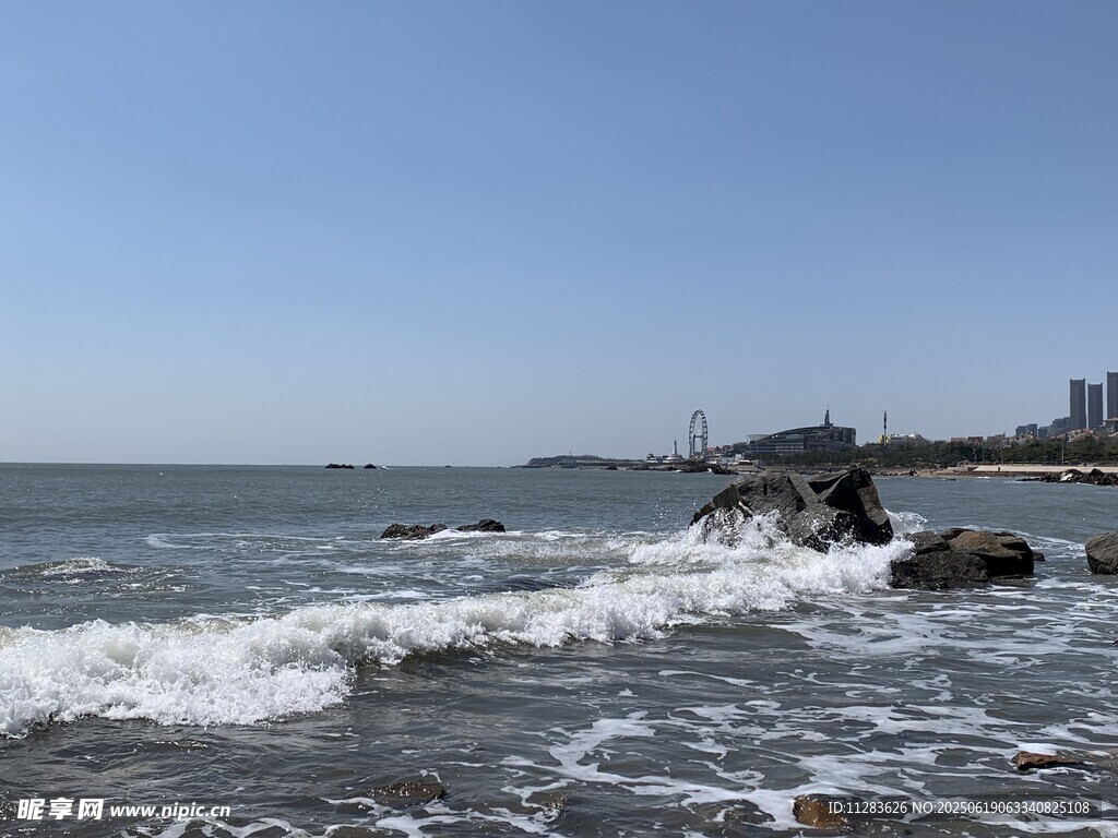 海邊浪花拍打礁石景象
