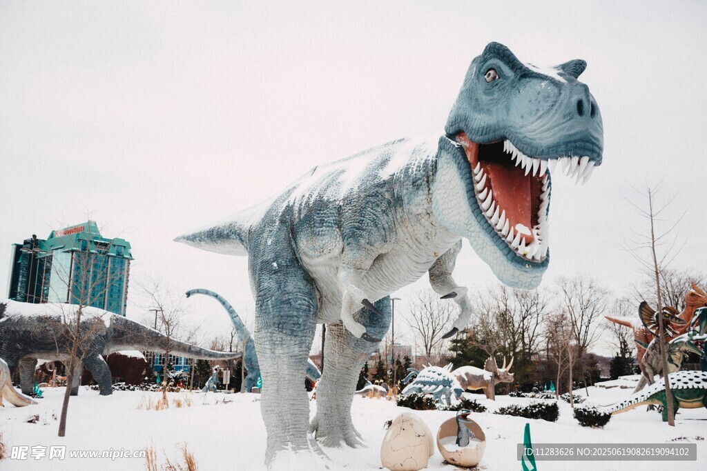 雪地中的巨型恐龍雕塑