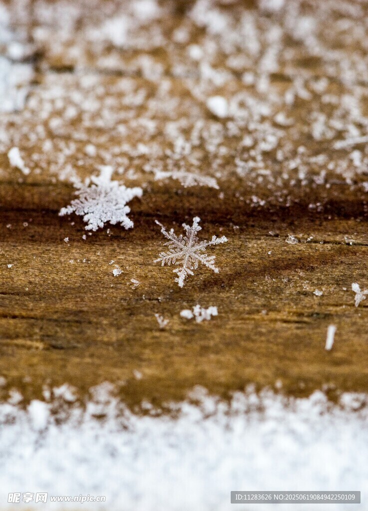 木面上的精致雪花特寫