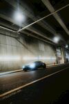 夜間隧道中疾馳的汽車