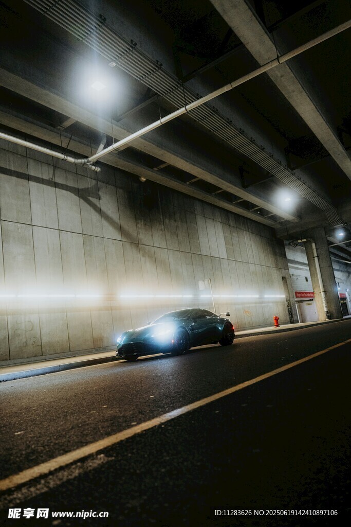 夜間隧道中疾馳的汽車