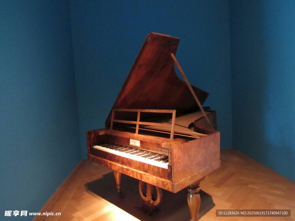 復古三角鋼琴展示