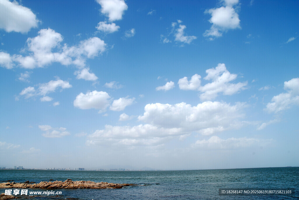 藍(lán)天碧海間的美麗海岸線