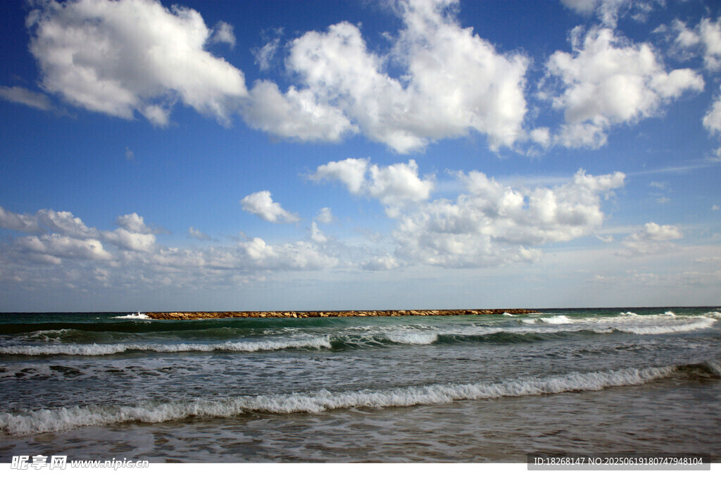 碧海藍天海浪翻涌美景