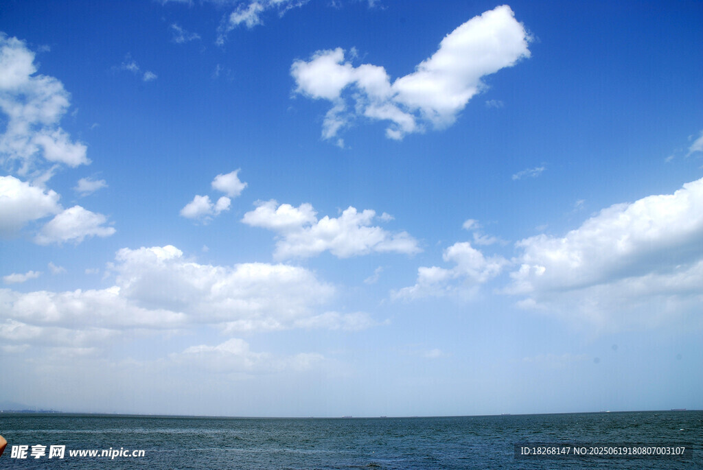 藍天碧海間的悠然景致