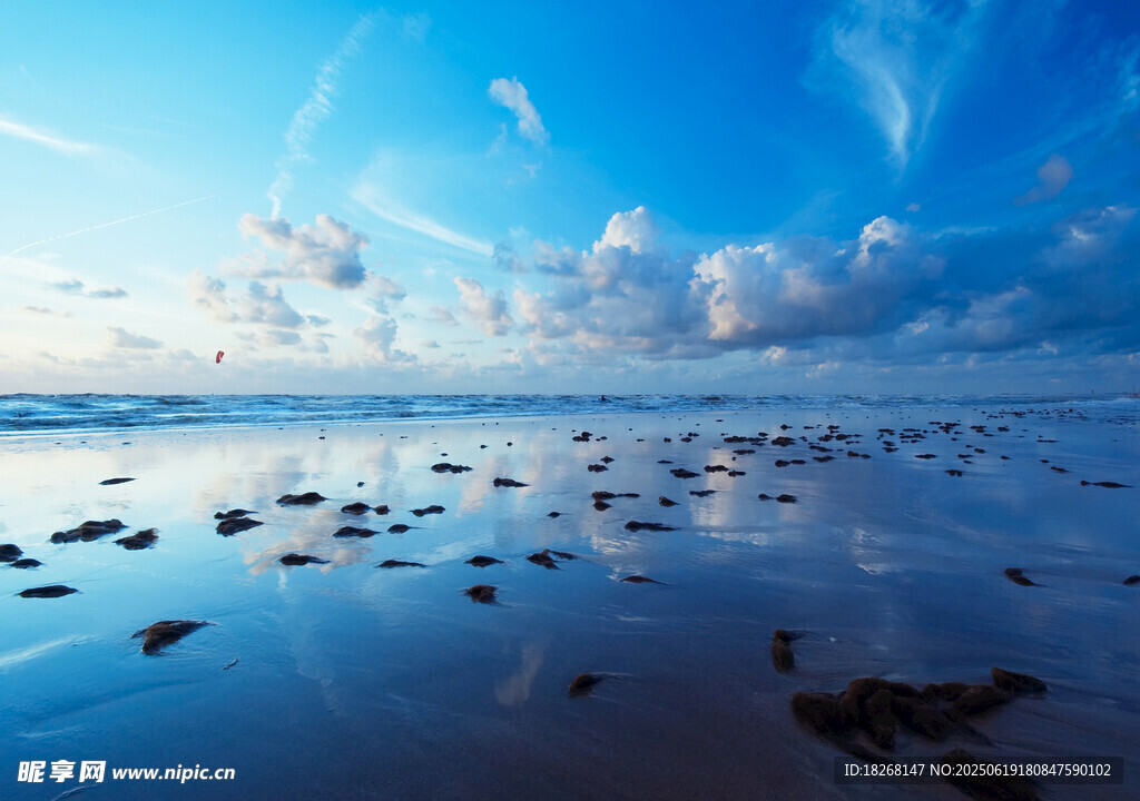 海邊日出美景波光粼粼