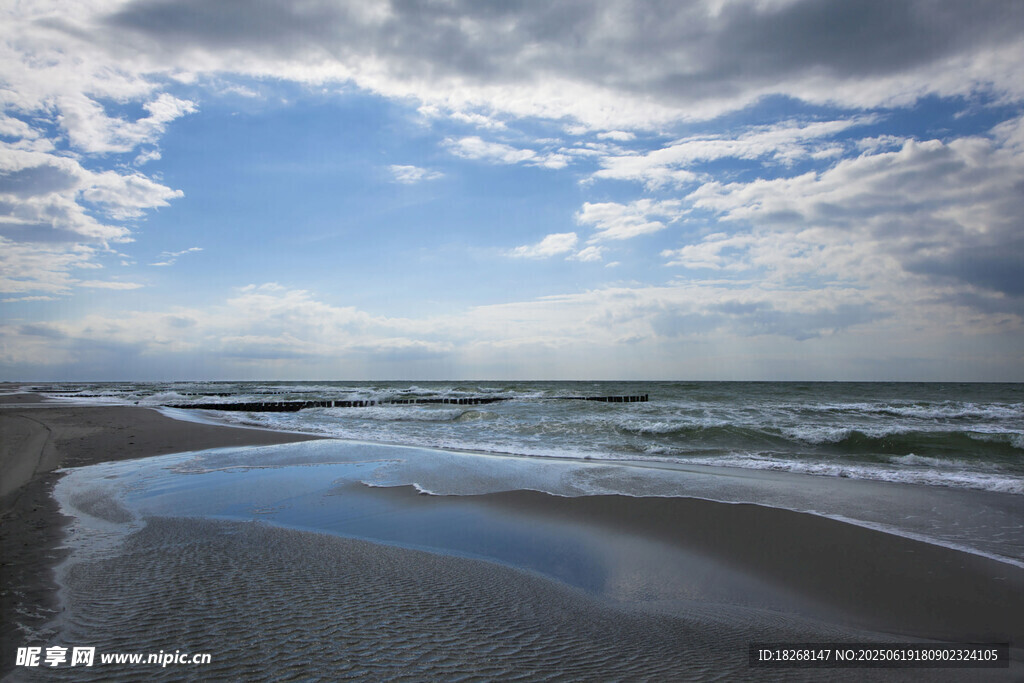 海邊美景海浪與天空相映