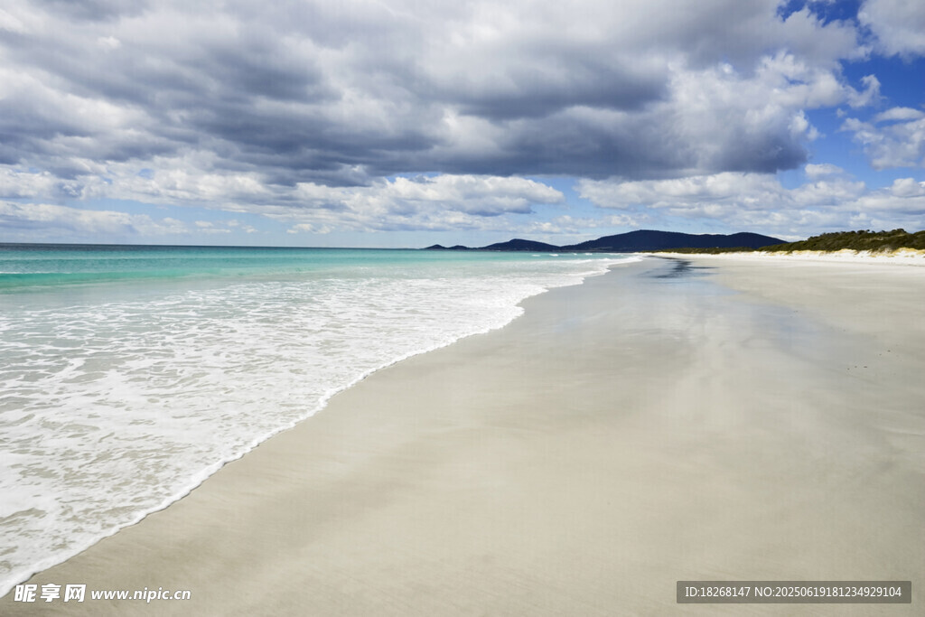 美麗海灘碧海藍天白沙