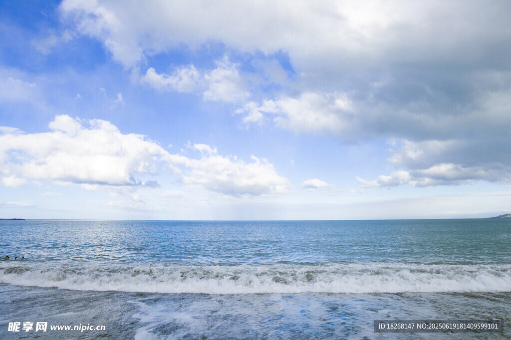 碧海藍天海浪翻涌美景