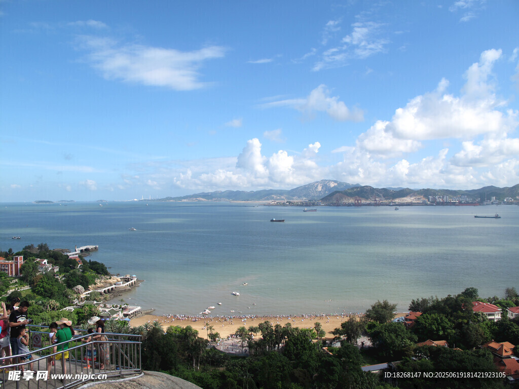 海濱美景藍天白云下的風光