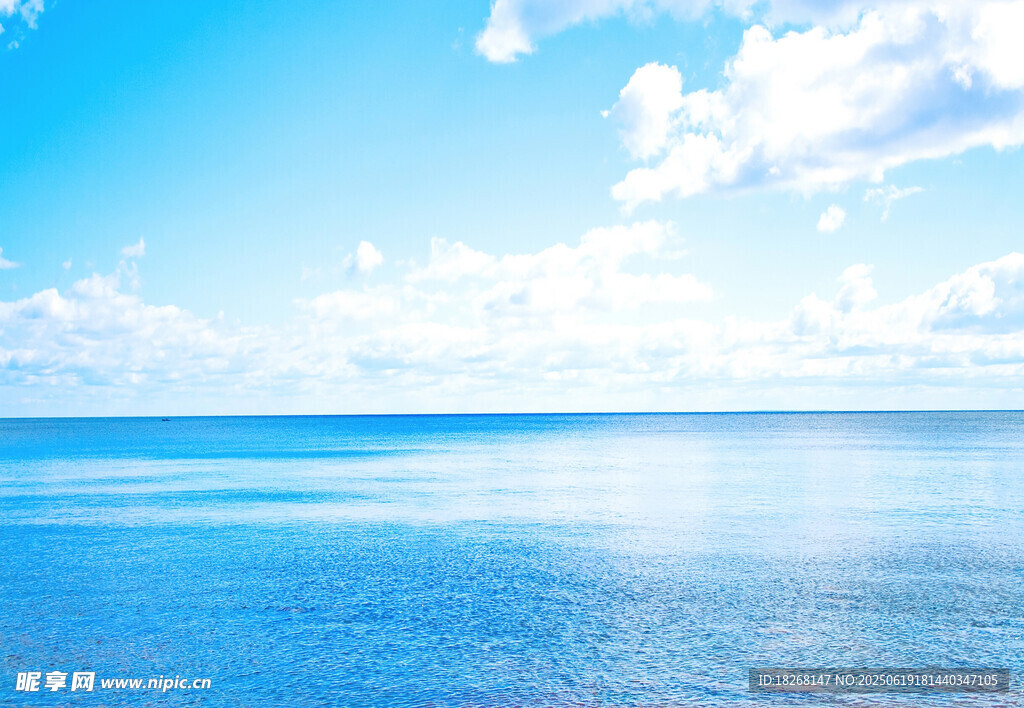 蔚藍大海與晴朗天空美景