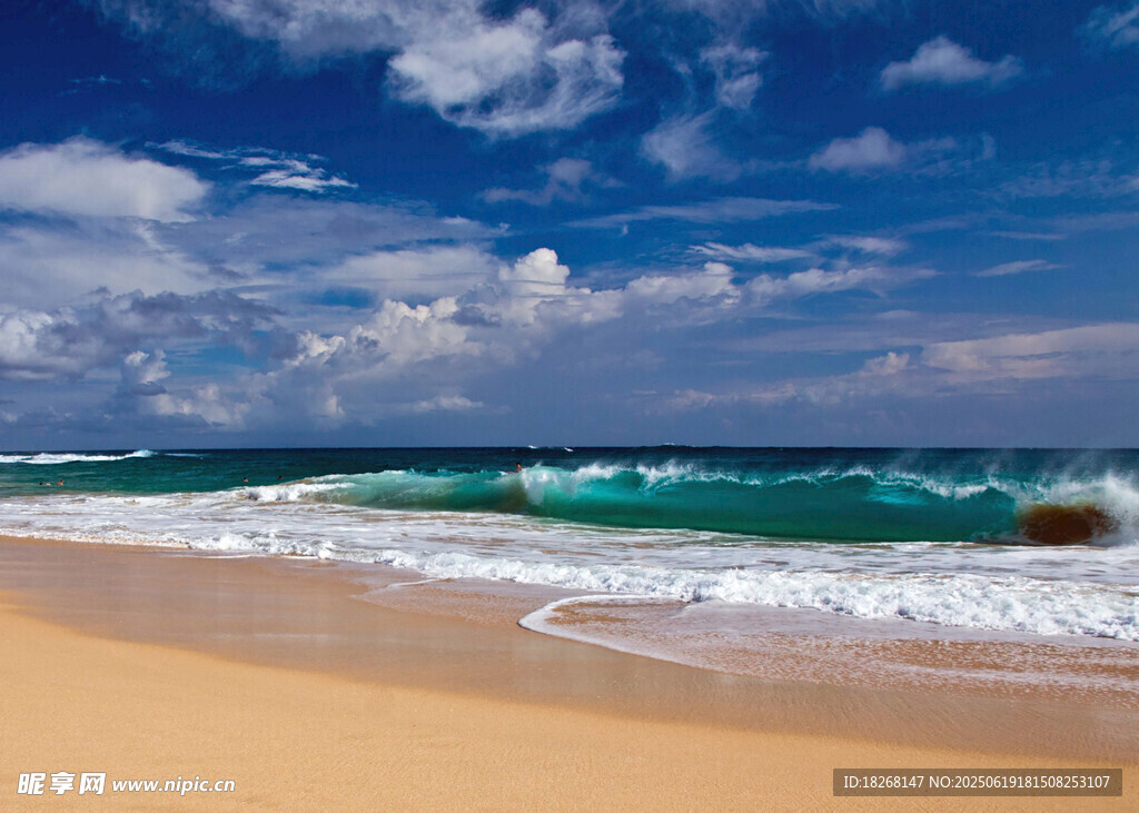美麗海灘海浪與藍(lán)天美景