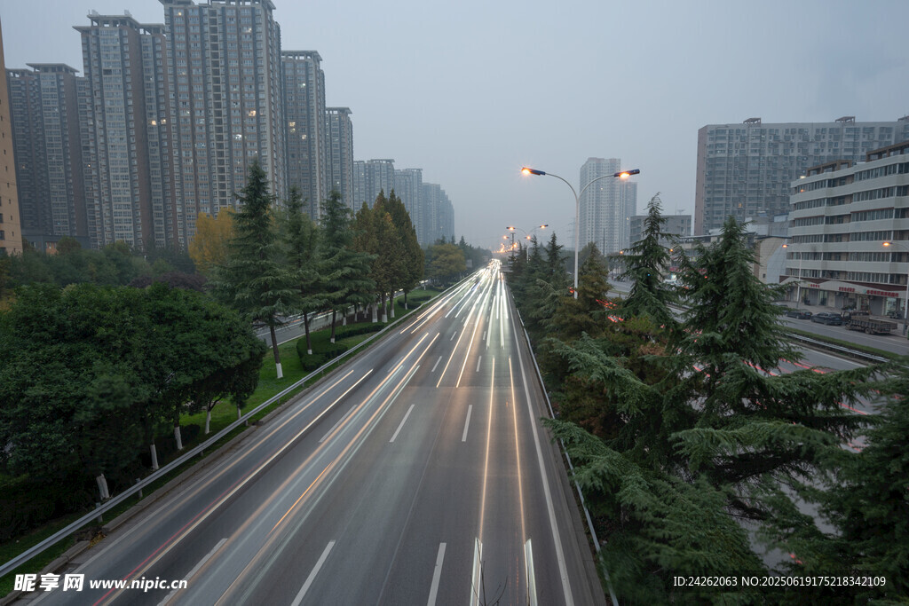 城市道路夜景車流穿梭