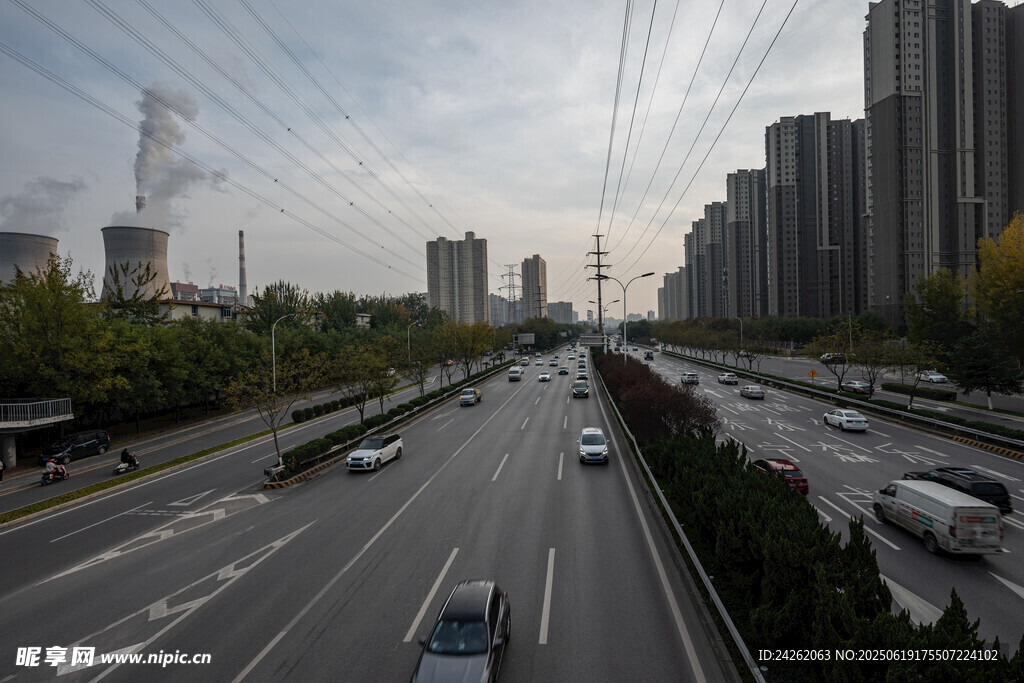 城市高架道路上的車輛行駛