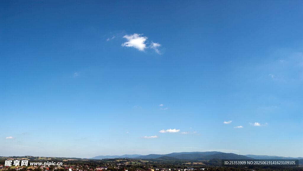 晴朗藍天與遠處山巒景色