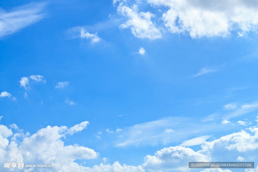 晴朗藍天飄浮朵朵白云