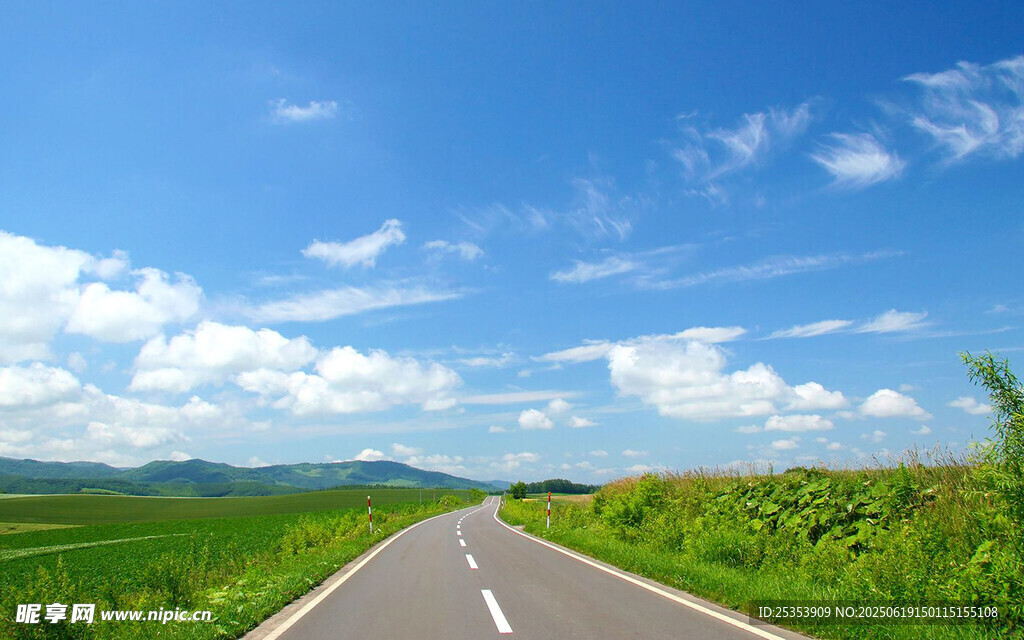 寬闊公路伸向遠方