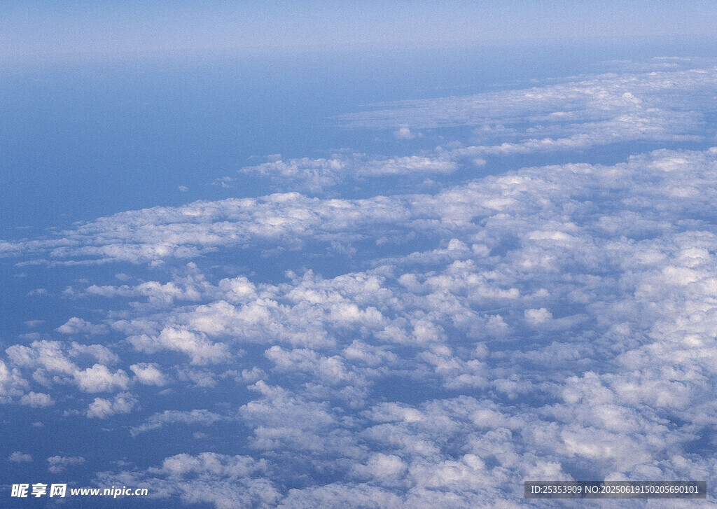 高空俯瞰云海美景