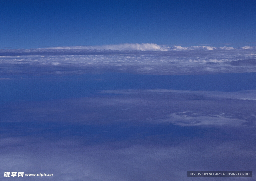 高空俯瞰云海美景