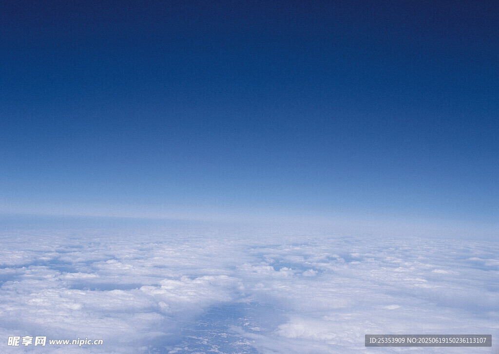 高空俯瞰云海美景