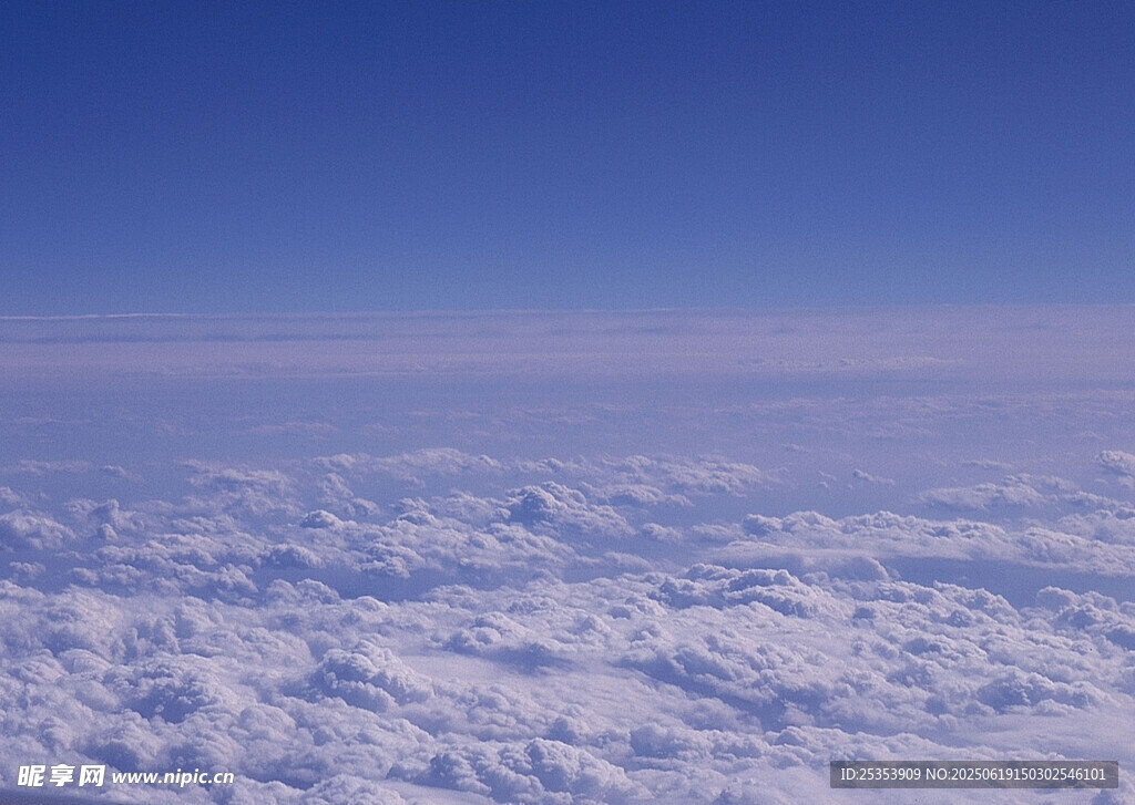 高空俯瞰云海美景