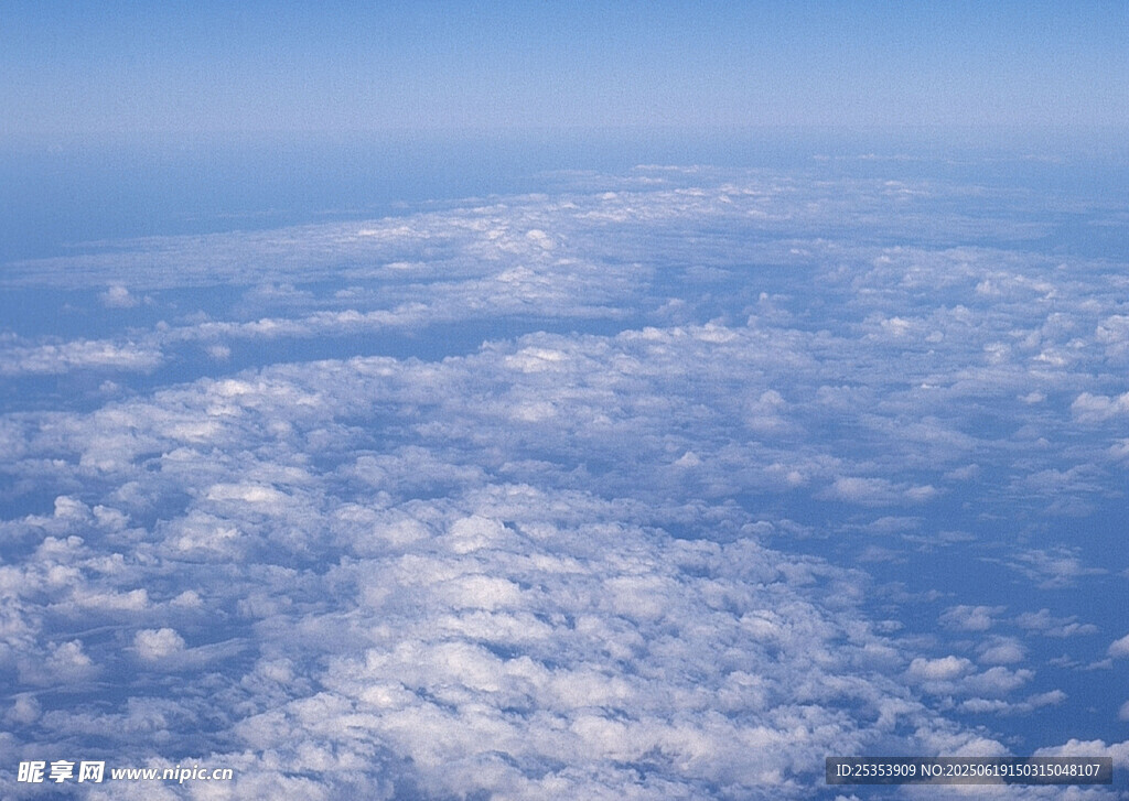 高空俯瞰的云海景觀