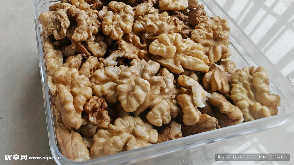 透明盒中的美味核桃仁