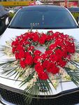 車頭心形紅鮮花裝飾
