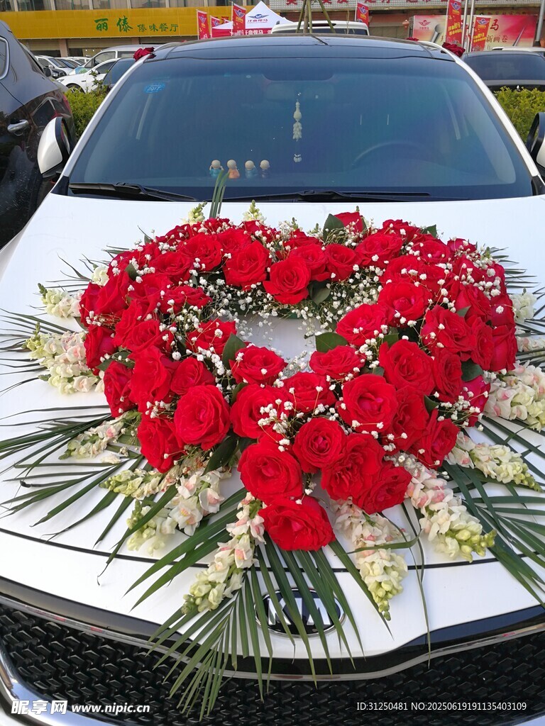 車頭心形紅鮮花裝飾
