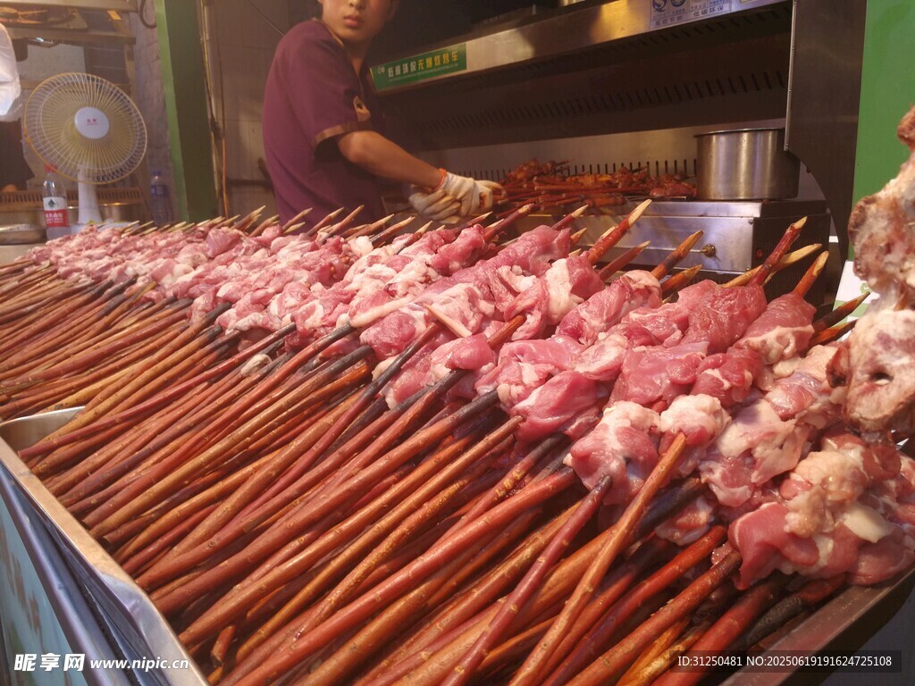 美味羊肉串整齊排列