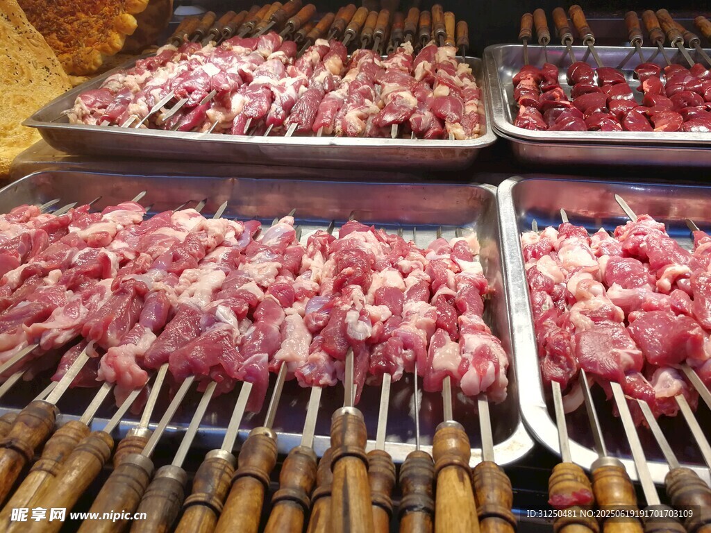 新鮮肉類食材待烤制