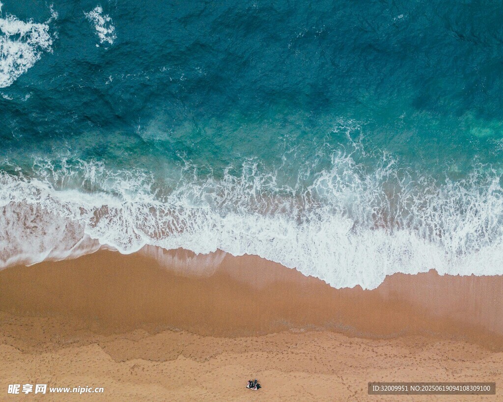 俯瞰沙灘與海浪