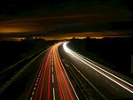 夜間公路車流光影軌跡