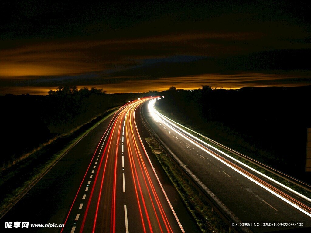 夜間公路車流光影軌跡