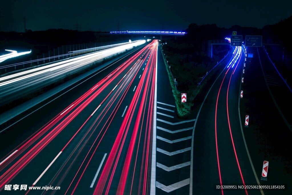 夜晚高速公路車流光影軌跡