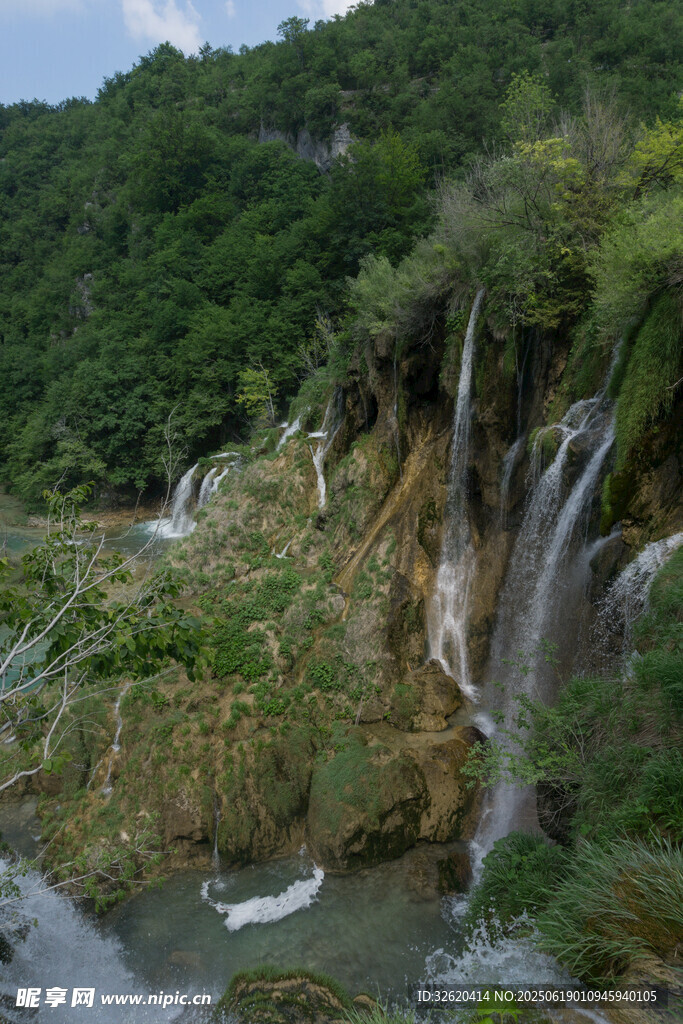 山間瀑布下的自然美景
