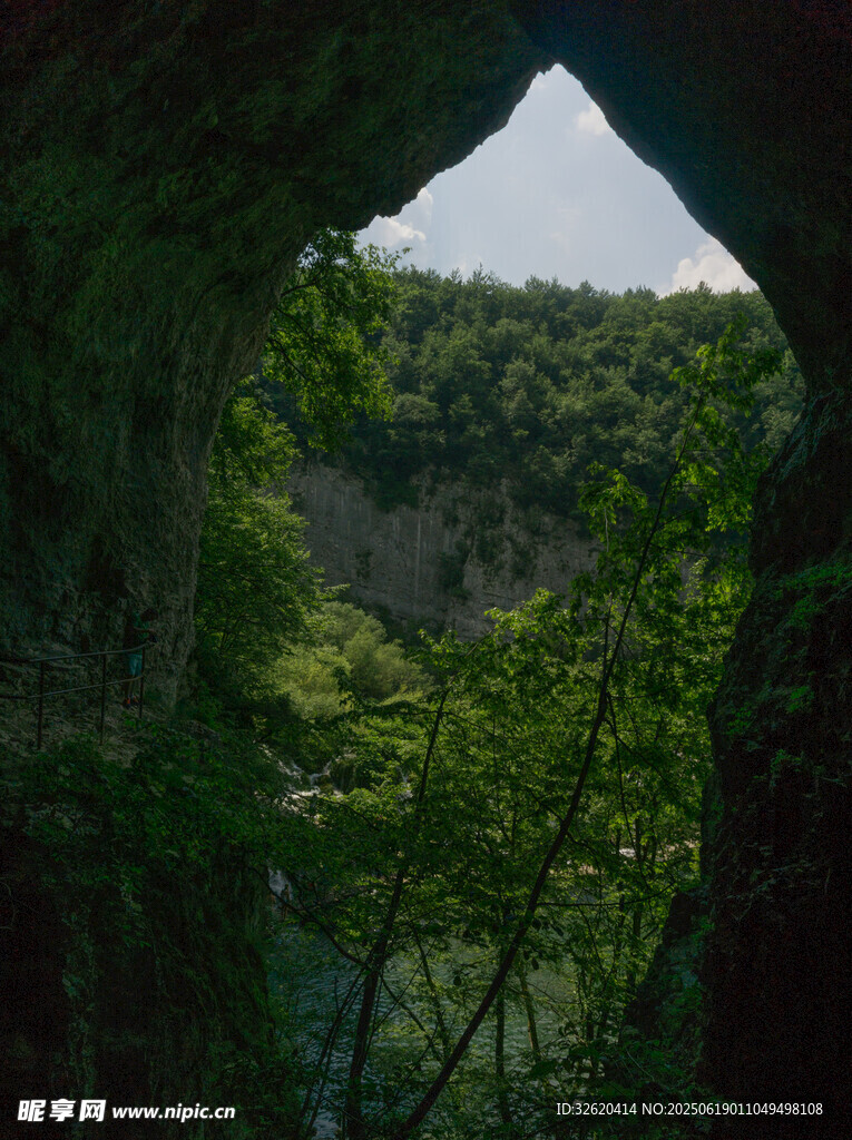 透過(guò)巖縫望綠意山林